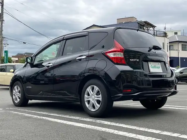 日産 ノート 静岡県 2017(平29)年 5万km スーパーブラック エンジンスタートボタン/パワーステアリング/パワーウィンドウ/保証書/取扱説明書/記録簿/アイドリングストップ/スマートキー（スペアキー１本）/AAC/純正SDナビ（BT接続、ワンセグTV、CDチェンジャー）/純正ETC/前後ドライブレコーダー/純正フロアマット/布系シート/ABS/横滑り防止装置/前後コーナーセンサー/レーンキープアシスト/キセノンヘッドライト/オートライト/Wエアバック/衝突軽減システム