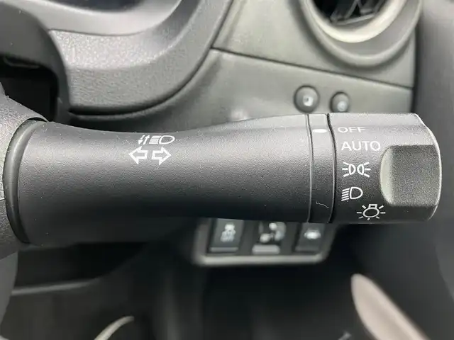 日産 ノート 静岡県 2017(平29)年 5万km スーパーブラック エンジンスタートボタン/パワーステアリング/パワーウィンドウ/保証書/取扱説明書/記録簿/アイドリングストップ/スマートキー（スペアキー１本）/AAC/純正SDナビ（BT接続、ワンセグTV、CDチェンジャー）/純正ETC/前後ドライブレコーダー/純正フロアマット/布系シート/ABS/横滑り防止装置/前後コーナーセンサー/レーンキープアシスト/キセノンヘッドライト/オートライト/Wエアバック/衝突軽減システム