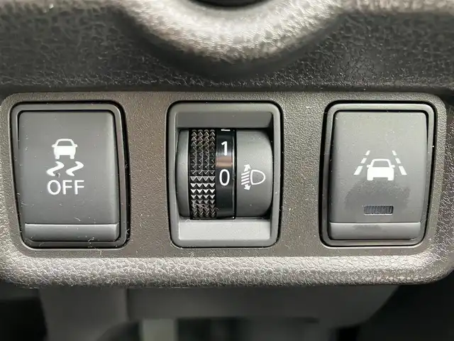 日産 ノート 静岡県 2017(平29)年 5万km スーパーブラック エンジンスタートボタン/パワーステアリング/パワーウィンドウ/保証書/取扱説明書/記録簿/アイドリングストップ/スマートキー（スペアキー１本）/AAC/純正SDナビ（BT接続、ワンセグTV、CDチェンジャー）/純正ETC/前後ドライブレコーダー/純正フロアマット/布系シート/ABS/横滑り防止装置/前後コーナーセンサー/レーンキープアシスト/キセノンヘッドライト/オートライト/Wエアバック/衝突軽減システム