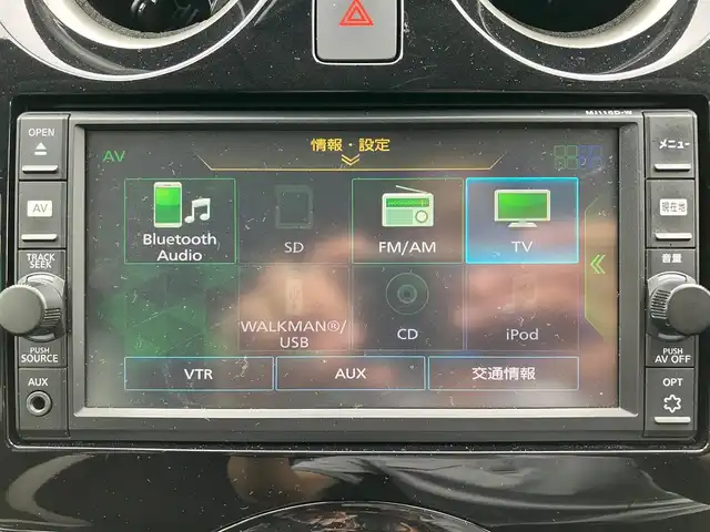 日産 ノート 静岡県 2017(平29)年 5万km スーパーブラック エンジンスタートボタン/パワーステアリング/パワーウィンドウ/保証書/取扱説明書/記録簿/アイドリングストップ/スマートキー（スペアキー１本）/AAC/純正SDナビ（BT接続、ワンセグTV、CDチェンジャー）/純正ETC/前後ドライブレコーダー/純正フロアマット/布系シート/ABS/横滑り防止装置/前後コーナーセンサー/レーンキープアシスト/キセノンヘッドライト/オートライト/Wエアバック/衝突軽減システム