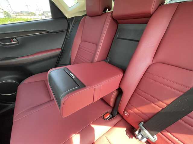 レクサス ＮＸ 300h Iパッケージ 岡山県 2018(平30)年 4.7万km グラファイトブラックガラスフレーク 純正10.3インチワイドディスプレイナビ/フルセグTV、CD、DVD、Blu-ray/AM、FM、Bluetooth/全方位カメラ/パノラマルーフ/ブラインドスポットモニター/前席シートヒーター/ステアリングヒーター/3眼LEDヘッドライト/パーキングサポートブレーキ/電動パーキングブレーキ/ブレーキホールド/レクサスセーフティシステム＋/・プリクラッシュセーフティシステム/・レーンディパーチャーアラート/・オートマチックハイビーム/・アダブティブハイビームシステム/・レーダークルーズコントール/L-TEXシート/パワーバックドア