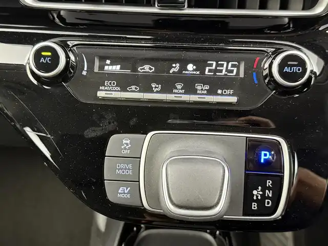 トヨタ アクア G 愛知県 2022(令4)年 4.9万km プラチナホワイトパールマイカ 純正7インチコネクテッドナビ付ディスプレイオーディオ/トヨタセーフティセンス/　　・プリクラッシュセーフティ/　　・レーンディバーチャーアラート/　　・レーントレーシングアシスト/　　・レーダークルーズコントロール/　　・ロードサインアシスト/　　・オートマチックハイビーム/クリアランスソナー/ドライブレコーダー（前方）/バックカメラ/ビルトインETC/ステアリングリモコン/純正フロアマット/AC100V/LEDヘッドライト/プロテクションフィルム（リアバンパー）/取扱説明書/スマートキー