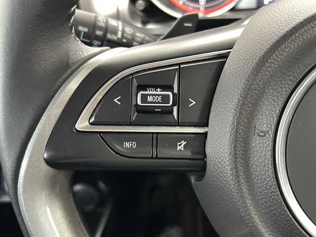 スズキ スイフト HYBRID RS 富山県 2018(平30)年 2.6万km プレミアムシルバーメタリック ４ＷＤ/純正ナビ/フルセグＴＶ/ＣＤ・ＤＶＤ・ＢＴ/全方位カメラ/レーダークルーズコントロール/レーンキープアシスト/衝突軽減ブレーキ/オートライト/純正ＡＷ/純正フロアマット/シートヒーター/プッシュスタート/ETC/スマートキー/スペアキー/保証書
