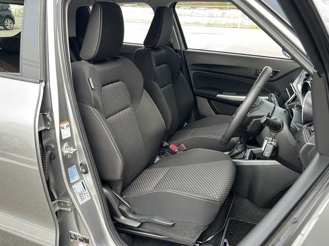 スズキ スイフト HYBRID RS 富山県 2018(平30)年 2.6万km プレミアムシルバーメタリック ４ＷＤ/純正ナビ/フルセグＴＶ/ＣＤ・ＤＶＤ・ＢＴ/全方位カメラ/レーダークルーズコントロール/レーンキープアシスト/衝突軽減ブレーキ/オートライト/純正ＡＷ/純正フロアマット/シートヒーター/プッシュスタート/ETC/スマートキー/スペアキー/保証書