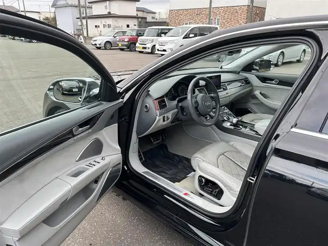 アウディ Ｓ８ 道東・釧路十勝 2012(平24)年 5.6万km ブリリアントブラック 4WD/純正ナビ/（CD/DVD/ラジオ）/バックカメラ/BANG＆OLUFSENオーディオ/クルーズコントロール/レザーシート/パワーシート/シートヒーター/エアシート/メモリシート/パドルシフト/革巻きステアリング