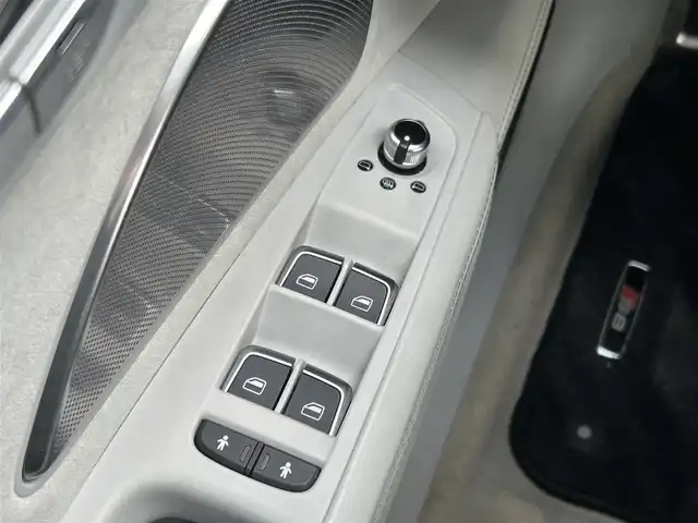 アウディ Ｓ８ 道東・釧路十勝 2012(平24)年 5.6万km ブリリアントブラック 4WD/純正ナビ/（CD/DVD/ラジオ）/バックカメラ/BANG＆OLUFSENオーディオ/クルーズコントロール/レザーシート/パワーシート/シートヒーター/エアシート/メモリシート/パドルシフト/革巻きステアリング