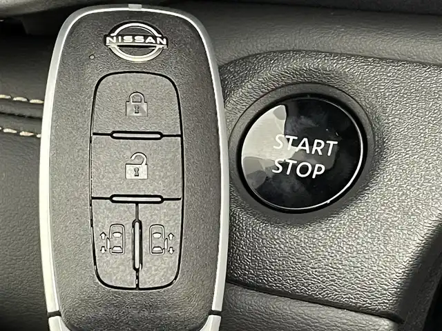 日産 セレナ e－パワー ハイウェイスター V 熊本県 2025(令7)年 0.1千km 白Ⅱ 登録済未使用車/純正１２．３インチナビ/アラウンドビューモニター/ビルトインＥＴＣ　/前後ドライブレコーダー　/ビルトインＥＴＣ２．０　/前後クリアランスソナー　/プロパイロット/車線逸脱警報/車線逸脱防止支援システム/後側方車両検知警報/後側方衝突防止支援/前方衝突防止支援/踏み間違い衝突防止支援/インテリジェントクルーズ/車線維持支援/先行車発進お知らせ機能/ブラインドスポットモニター/横滑り防止/両側パワースライドドア/デジタルインナーミラー/純正16インチAW/オートライト/オートマチックハイビーム/LEDヘッドライト/フォグライト/スマートキー/プッシュスタート/スペアキー1本