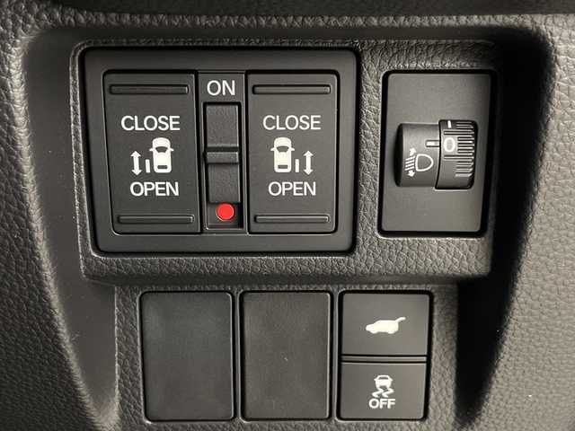 ホンダ ステップワゴン スパーダ eHEV 埼玉県 2025(令7)年 0.1千km プラチナホワイトパール 登録済未使用車/純正11.4インチナビ　VXM-247VFLi/(Bluetooth/USB/CD/DVD/AM/FM)/地デジフルセグ/バックカメラ/Honda SENSING/・衝突軽減ブレーキ/・アダプティブクルーズコントロール/・先行車発進お知らせ機能/・路外逸脱抑制機能/・標識認識機能/・ブラインドスポットインフォメーション/・オートハイビーム/パワーバックドア/オットマン/運転席・助手席シートヒーター/全列USBチャージャー/パドルシフト/電子パーキングシステム/ブレーキホールド/ロールサンシェード/ウィンカーミラー/フロントフォグランプ/純正16インチアルミホイール