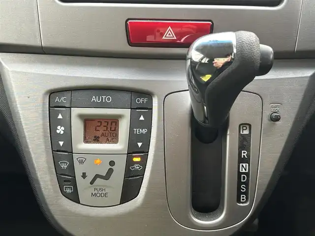 ダイハツ ムーヴ カスタム X LTD 大阪府 2012(平24)年 5万km ブライトシルバーメタリック 純正ナビ/・ワンセグTV/CD/DVD/AUX/ラジオ/主要装備/・バックカメラ/・アイドリングストップ/・横滑り防止装置/・ベンチシート/・フルフラット/・キセノンヘッドライト/・ハロゲンフォグランプ/・純正フロアマット/・純正アルミホイール/・プッシュスタート/・スマートキー/・ETC