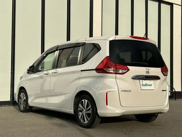 ホンダ フリード ハイブリット G ホンダセンシング 大阪府 2021(令3)年 4.9万km プラチナホワイトパール ホンダセンシング/ワンオーナー/純正9インチナビ/・フルセグTV/BT/USB/バックカメラ/11.6インチフリップダウンモニター/両側パワースライドドア/追従型クルーズコントロール/前ドライブレコーダー/ETC/純正フロアマット/ハーフレザーシート/革巻ハンドル/後席ロールサンシェード/純正15インチAW/取説・保証書/スペアキー/LEDヘッド