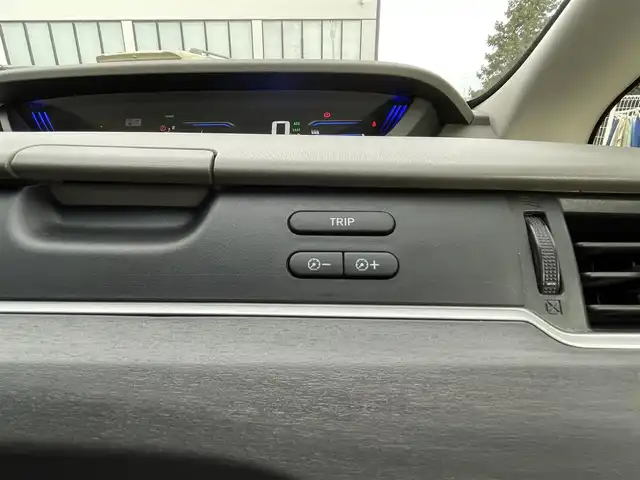 ホンダ フリード ハイブリット G ホンダセンシング 大阪府 2021(令3)年 4.9万km プラチナホワイトパール ホンダセンシング/ワンオーナー/純正9インチナビ/・フルセグTV/BT/USB/バックカメラ/11.6インチフリップダウンモニター/両側パワースライドドア/追従型クルーズコントロール/前ドライブレコーダー/ETC/純正フロアマット/ハーフレザーシート/革巻ハンドル/後席ロールサンシェード/純正15インチAW/取説・保証書/スペアキー/LEDヘッド