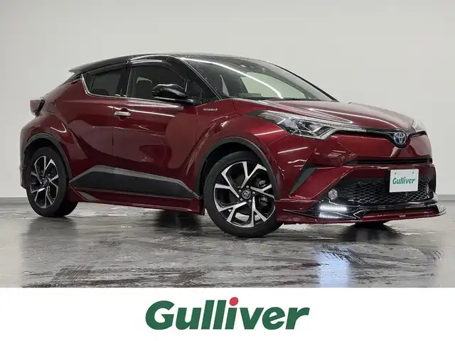 トヨタ Ｃ－ＨＲ G LEDエディション 三重県 2018(平30)年 6.9万km ブラック/センシュアルレッドマイカ 2トーン ハイブリッド/FF/フロアCVT/ALPINE 9インチナビ『ビッグX』 X9Z/（CD/DVD/TV/SD/SDREC/RADIO/USB/Bluetooth/HDMI/外部入力）/バックカメラ/TRDエアロ（F/S/R下）/ドライブレコーダー 前方/ビルトイン ETC2.0/Toyota Safety Sense/・プリクラッシュセーフティ［PCS］/・レーンディパーチャーアラート［LDA］（操舵支援あり）/・オートハイビーム［AHB］/・レーダークルコン（全車速追従機能付）/・クリアランスソナー＆バックソナー/・ブラインドスポットモニター［BSM］/・【OP】リヤクロストラフィックアラート［RCTA］/・先行車発進告知機能/装備/・ハーフレザーシート/・シートヒーター（D/N）/・運転席電動ランバーサポート/・左右独立オートエアコン/・オートライト/・LED ヘッドランプ＆フロントフォグランプ/・ステアリングスイッチ/・雨滴感応式フロントワイパー/・電子パーキングブレーキ＆ブレーキホールド/・自動防眩ルームミラー/・純正18inAW/・保/取/・スマートキーx1、リモコンエンジンスターターx1/など
