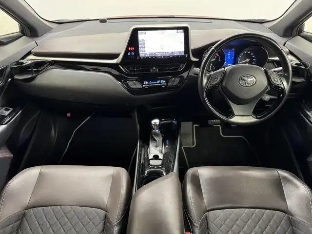トヨタ Ｃ－ＨＲ G LEDエディション 三重県 2018(平30)年 6.9万km ブラック/センシュアルレッドマイカ 2トーン ハイブリッド/FF/フロアCVT/ALPINE 9インチナビ『ビッグX』 X9Z/（CD/DVD/TV/SD/SDREC/RADIO/USB/Bluetooth/HDMI/外部入力）/バックカメラ/TRDエアロ（F/S/R下）/ドライブレコーダー 前方/ビルトイン ETC2.0/Toyota Safety Sense/・プリクラッシュセーフティ［PCS］/・レーンディパーチャーアラート［LDA］（操舵支援あり）/・オートハイビーム［AHB］/・レーダークルコン（全車速追従機能付）/・クリアランスソナー＆バックソナー/・ブラインドスポットモニター［BSM］/・【OP】リヤクロストラフィックアラート［RCTA］/・先行車発進告知機能/装備/・ハーフレザーシート/・シートヒーター（D/N）/・運転席電動ランバーサポート/・左右独立オートエアコン/・オートライト/・LED ヘッドランプ＆フロントフォグランプ/・ステアリングスイッチ/・雨滴感応式フロントワイパー/・電子パーキングブレーキ＆ブレーキホールド/・自動防眩ルームミラー/・純正18inAW/・保/取/・スマートキーx1、リモコンエンジンスターターx1/など