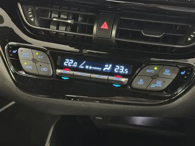 トヨタ Ｃ－ＨＲ G LEDエディション 三重県 2018(平30)年 6.9万km ブラック/センシュアルレッドマイカ 2トーン ハイブリッド/FF/フロアCVT/ALPINE 9インチナビ『ビッグX』 X9Z/（CD/DVD/TV/SD/SDREC/RADIO/USB/Bluetooth/HDMI/外部入力）/バックカメラ/TRDエアロ（F/S/R下）/ドライブレコーダー 前方/ビルトイン ETC2.0/Toyota Safety Sense/・プリクラッシュセーフティ［PCS］/・レーンディパーチャーアラート［LDA］（操舵支援あり）/・オートハイビーム［AHB］/・レーダークルコン（全車速追従機能付）/・クリアランスソナー＆バックソナー/・ブラインドスポットモニター［BSM］/・【OP】リヤクロストラフィックアラート［RCTA］/・先行車発進告知機能/装備/・ハーフレザーシート/・シートヒーター（D/N）/・運転席電動ランバーサポート/・左右独立オートエアコン/・オートライト/・LED ヘッドランプ＆フロントフォグランプ/・ステアリングスイッチ/・雨滴感応式フロントワイパー/・電子パーキングブレーキ＆ブレーキホールド/・自動防眩ルームミラー/・純正18inAW/・保/取/・スマートキーx1、リモコンエンジンスターターx1/など