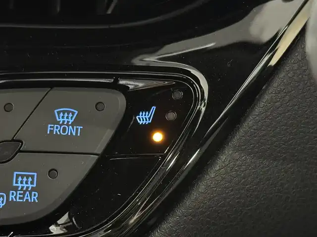 トヨタ Ｃ－ＨＲ G LEDエディション 三重県 2018(平30)年 6.9万km ブラック/センシュアルレッドマイカ 2トーン ハイブリッド/FF/フロアCVT/ALPINE 9インチナビ『ビッグX』 X9Z/（CD/DVD/TV/SD/SDREC/RADIO/USB/Bluetooth/HDMI/外部入力）/バックカメラ/TRDエアロ（F/S/R下）/ドライブレコーダー 前方/ビルトイン ETC2.0/Toyota Safety Sense/・プリクラッシュセーフティ［PCS］/・レーンディパーチャーアラート［LDA］（操舵支援あり）/・オートハイビーム［AHB］/・レーダークルコン（全車速追従機能付）/・クリアランスソナー＆バックソナー/・ブラインドスポットモニター［BSM］/・【OP】リヤクロストラフィックアラート［RCTA］/・先行車発進告知機能/装備/・ハーフレザーシート/・シートヒーター（D/N）/・運転席電動ランバーサポート/・左右独立オートエアコン/・オートライト/・LED ヘッドランプ＆フロントフォグランプ/・ステアリングスイッチ/・雨滴感応式フロントワイパー/・電子パーキングブレーキ＆ブレーキホールド/・自動防眩ルームミラー/・純正18inAW/・保/取/・スマートキーx1、リモコンエンジンスターターx1/など