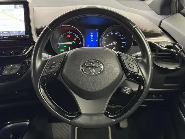 トヨタ Ｃ－ＨＲ G LEDエディション 三重県 2018(平30)年 6.9万km ブラック/センシュアルレッドマイカ 2トーン ハイブリッド/FF/フロアCVT/ALPINE 9インチナビ『ビッグX』 X9Z/（CD/DVD/TV/SD/SDREC/RADIO/USB/Bluetooth/HDMI/外部入力）/バックカメラ/TRDエアロ（F/S/R下）/ドライブレコーダー 前方/ビルトイン ETC2.0/Toyota Safety Sense/・プリクラッシュセーフティ［PCS］/・レーンディパーチャーアラート［LDA］（操舵支援あり）/・オートハイビーム［AHB］/・レーダークルコン（全車速追従機能付）/・クリアランスソナー＆バックソナー/・ブラインドスポットモニター［BSM］/・【OP】リヤクロストラフィックアラート［RCTA］/・先行車発進告知機能/装備/・ハーフレザーシート/・シートヒーター（D/N）/・運転席電動ランバーサポート/・左右独立オートエアコン/・オートライト/・LED ヘッドランプ＆フロントフォグランプ/・ステアリングスイッチ/・雨滴感応式フロントワイパー/・電子パーキングブレーキ＆ブレーキホールド/・自動防眩ルームミラー/・純正18inAW/・保/取/・スマートキーx1、リモコンエンジンスターターx1/など