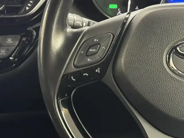 トヨタ Ｃ－ＨＲ G LEDエディション 三重県 2018(平30)年 6.9万km ブラック/センシュアルレッドマイカ 2トーン ハイブリッド/FF/フロアCVT/ALPINE 9インチナビ『ビッグX』 X9Z/（CD/DVD/TV/SD/SDREC/RADIO/USB/Bluetooth/HDMI/外部入力）/バックカメラ/TRDエアロ（F/S/R下）/ドライブレコーダー 前方/ビルトイン ETC2.0/Toyota Safety Sense/・プリクラッシュセーフティ［PCS］/・レーンディパーチャーアラート［LDA］（操舵支援あり）/・オートハイビーム［AHB］/・レーダークルコン（全車速追従機能付）/・クリアランスソナー＆バックソナー/・ブラインドスポットモニター［BSM］/・【OP】リヤクロストラフィックアラート［RCTA］/・先行車発進告知機能/装備/・ハーフレザーシート/・シートヒーター（D/N）/・運転席電動ランバーサポート/・左右独立オートエアコン/・オートライト/・LED ヘッドランプ＆フロントフォグランプ/・ステアリングスイッチ/・雨滴感応式フロントワイパー/・電子パーキングブレーキ＆ブレーキホールド/・自動防眩ルームミラー/・純正18inAW/・保/取/・スマートキーx1、リモコンエンジンスターターx1/など