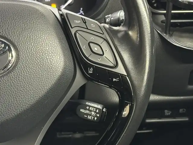 トヨタ Ｃ－ＨＲ G LEDエディション 三重県 2018(平30)年 6.9万km ブラック/センシュアルレッドマイカ 2トーン ハイブリッド/FF/フロアCVT/ALPINE 9インチナビ『ビッグX』 X9Z/（CD/DVD/TV/SD/SDREC/RADIO/USB/Bluetooth/HDMI/外部入力）/バックカメラ/TRDエアロ（F/S/R下）/ドライブレコーダー 前方/ビルトイン ETC2.0/Toyota Safety Sense/・プリクラッシュセーフティ［PCS］/・レーンディパーチャーアラート［LDA］（操舵支援あり）/・オートハイビーム［AHB］/・レーダークルコン（全車速追従機能付）/・クリアランスソナー＆バックソナー/・ブラインドスポットモニター［BSM］/・【OP】リヤクロストラフィックアラート［RCTA］/・先行車発進告知機能/装備/・ハーフレザーシート/・シートヒーター（D/N）/・運転席電動ランバーサポート/・左右独立オートエアコン/・オートライト/・LED ヘッドランプ＆フロントフォグランプ/・ステアリングスイッチ/・雨滴感応式フロントワイパー/・電子パーキングブレーキ＆ブレーキホールド/・自動防眩ルームミラー/・純正18inAW/・保/取/・スマートキーx1、リモコンエンジンスターターx1/など