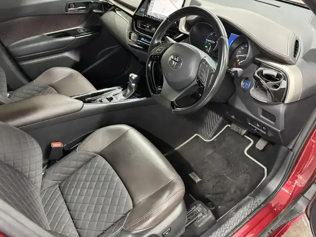 トヨタ Ｃ－ＨＲ G LEDエディション 三重県 2018(平30)年 6.9万km ブラック/センシュアルレッドマイカ 2トーン ハイブリッド/FF/フロアCVT/ALPINE 9インチナビ『ビッグX』 X9Z/（CD/DVD/TV/SD/SDREC/RADIO/USB/Bluetooth/HDMI/外部入力）/バックカメラ/TRDエアロ（F/S/R下）/ドライブレコーダー 前方/ビルトイン ETC2.0/Toyota Safety Sense/・プリクラッシュセーフティ［PCS］/・レーンディパーチャーアラート［LDA］（操舵支援あり）/・オートハイビーム［AHB］/・レーダークルコン（全車速追従機能付）/・クリアランスソナー＆バックソナー/・ブラインドスポットモニター［BSM］/・【OP】リヤクロストラフィックアラート［RCTA］/・先行車発進告知機能/装備/・ハーフレザーシート/・シートヒーター（D/N）/・運転席電動ランバーサポート/・左右独立オートエアコン/・オートライト/・LED ヘッドランプ＆フロントフォグランプ/・ステアリングスイッチ/・雨滴感応式フロントワイパー/・電子パーキングブレーキ＆ブレーキホールド/・自動防眩ルームミラー/・純正18inAW/・保/取/・スマートキーx1、リモコンエンジンスターターx1/など