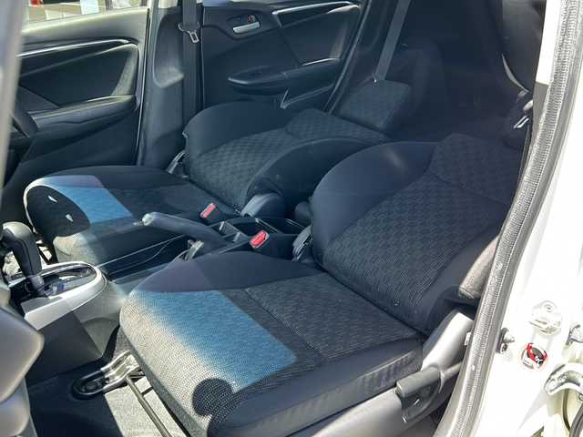 ホンダ フィット 13G Fパッケージ 大阪府 2014(平26)年 7.6万km プレミアムホワイトパール オーディオ　/マルチメディア　/CD/Gathers/AUX　/横滑り防止　/盗難防止　/スマートキー　/プッシュスタート　　/Wエアバッグ　/アイドリングストップ　/ABS　/保証書　/取扱説明書/アイドリングストップ/純正フロアマット