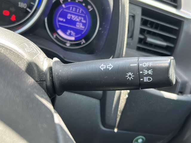 ホンダ フィット 13G Fパッケージ 大阪府 2014(平26)年 7.6万km プレミアムホワイトパール オーディオ　/マルチメディア　/CD/Gathers/AUX　/横滑り防止　/盗難防止　/スマートキー　/プッシュスタート　　/Wエアバッグ　/アイドリングストップ　/ABS　/保証書　/取扱説明書/アイドリングストップ/純正フロアマット