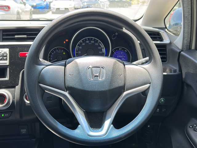 ホンダ フィット 13G Fパッケージ 大阪府 2014(平26)年 7.6万km プレミアムホワイトパール オーディオ　/マルチメディア　/CD/Gathers/AUX　/横滑り防止　/盗難防止　/スマートキー　/プッシュスタート　　/Wエアバッグ　/アイドリングストップ　/ABS　/保証書　/取扱説明書/アイドリングストップ/純正フロアマット