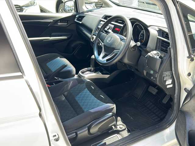 ホンダ フィット 13G Fパッケージ 大阪府 2014(平26)年 7.6万km プレミアムホワイトパール オーディオ　/マルチメディア　/CD/Gathers/AUX　/横滑り防止　/盗難防止　/スマートキー　/プッシュスタート　　/Wエアバッグ　/アイドリングストップ　/ABS　/保証書　/取扱説明書/アイドリングストップ/純正フロアマット