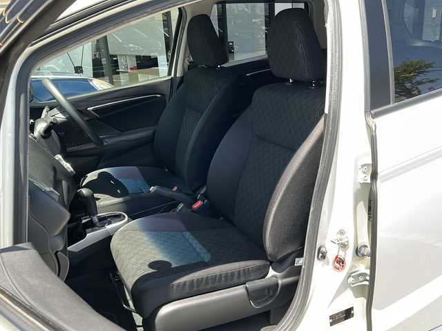 ホンダ フィット 13G Fパッケージ 大阪府 2014(平26)年 7.6万km プレミアムホワイトパール オーディオ　/マルチメディア　/CD/Gathers/AUX　/横滑り防止　/盗難防止　/スマートキー　/プッシュスタート　　/Wエアバッグ　/アイドリングストップ　/ABS　/保証書　/取扱説明書/アイドリングストップ/純正フロアマット