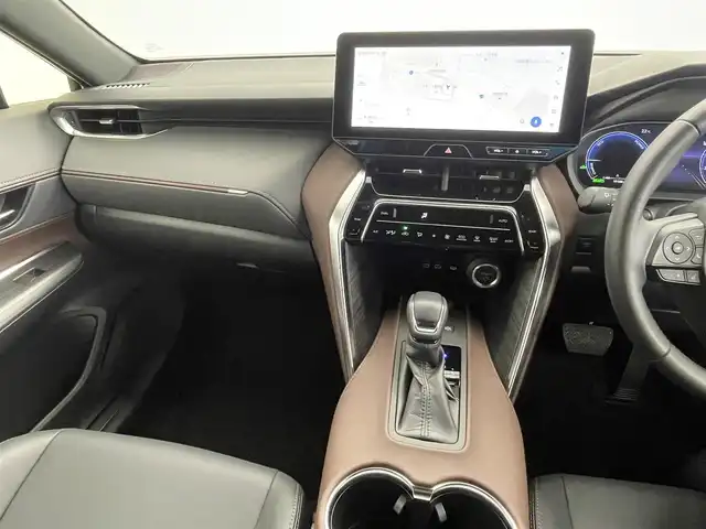 トヨタ ハリアー ハイブリッド G 千葉県 2024(令6)年 1.1万km プレシャスブラックパール 禁煙車/ワンオーナー/トヨタセーフティセンス/・レーンキープアシスト/・ブラインドスポットモニター/・プリクラッシュセーフティ/・プリクラッシュセーフティブレーキ/・クリアランスソナー/・レーダークルーズコントロール/・パワーバックドア/純正12.3インチディスプレイオーディオ（コネクティッドナビ）/・USB/Bluetooth/フルセグTV/・バックカメラ/・ビルトインETC2.0/・デジタルインナーミラー/革巻きステアリング/・ステアリングスイッチ/ハーフレザーシート/・D席パワーシート/電子パーキング/・ブレーキホールド/純正フロアマット/純正ドアバイザー/純正18インチAW/電動格納ウインカーミラー/オートライト/・オートマチックハイビーム/・LEDヘッドライト/・LEDフォグランプ/プッシュスタート/・スマートキー/・スペアキー