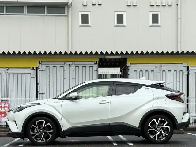 トヨタ Ｃ－ＨＲ G 埼玉県 2017(平29)年 4.1万km ホワイトパールクリスタルシャイン /純正メモリナビ//純正フルセグTV//CD/DVD/BT//バックカメラ//ビルトインETC//追従機能付きクルーズコントロール//ブラインドスポットモニター//電動パーキングブレーキ//ブレーキホールド//横滑り防止装置//レーンアシスト//衝突被害軽減ブレーキ//車両接近通報一時停止スイッチ//EVモード//純正LEDオートライト//オートマチックハイビーム//フロントフォグランプ//オートリトラミラー//ハーフレザーシート//シートヒーター(D/N)//純正フロアマット//イモビライザー//本革巻きステアリング//ライト付きバニティミラー//ダブル/サイド/カーテンエアバック//ドアバイザー//スマートキー//スペアキー1本//取扱説明書//ナビ説明書//保証書//D記録簿(R3/R5)