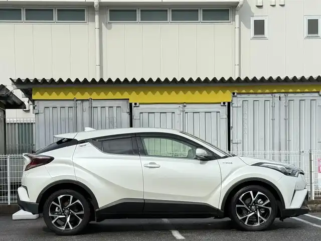 トヨタ Ｃ－ＨＲ G 埼玉県 2017(平29)年 4.1万km ホワイトパールクリスタルシャイン /純正メモリナビ//純正フルセグTV//CD/DVD/BT//バックカメラ//ビルトインETC//追従機能付きクルーズコントロール//ブラインドスポットモニター//電動パーキングブレーキ//ブレーキホールド//横滑り防止装置//レーンアシスト//衝突被害軽減ブレーキ//車両接近通報一時停止スイッチ//EVモード//純正LEDオートライト//オートマチックハイビーム//フロントフォグランプ//オートリトラミラー//ハーフレザーシート//シートヒーター(D/N)//純正フロアマット//イモビライザー//本革巻きステアリング//ライト付きバニティミラー//ダブル/サイド/カーテンエアバック//ドアバイザー//スマートキー//スペアキー1本//取扱説明書//ナビ説明書//保証書//D記録簿(R3/R5)