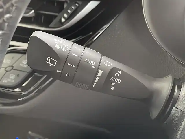 トヨタ Ｃ－ＨＲ G 埼玉県 2017(平29)年 4.1万km ホワイトパールクリスタルシャイン /純正メモリナビ//純正フルセグTV//CD/DVD/BT//バックカメラ//ビルトインETC//追従機能付きクルーズコントロール//ブラインドスポットモニター//電動パーキングブレーキ//ブレーキホールド//横滑り防止装置//レーンアシスト//衝突被害軽減ブレーキ//車両接近通報一時停止スイッチ//EVモード//純正LEDオートライト//オートマチックハイビーム//フロントフォグランプ//オートリトラミラー//ハーフレザーシート//シートヒーター(D/N)//純正フロアマット//イモビライザー//本革巻きステアリング//ライト付きバニティミラー//ダブル/サイド/カーテンエアバック//ドアバイザー//スマートキー//スペアキー1本//取扱説明書//ナビ説明書//保証書//D記録簿(R3/R5)