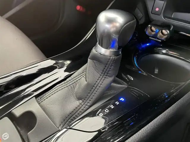 トヨタ Ｃ－ＨＲ G 埼玉県 2017(平29)年 4.1万km ホワイトパールクリスタルシャイン /純正メモリナビ//純正フルセグTV//CD/DVD/BT//バックカメラ//ビルトインETC//追従機能付きクルーズコントロール//ブラインドスポットモニター//電動パーキングブレーキ//ブレーキホールド//横滑り防止装置//レーンアシスト//衝突被害軽減ブレーキ//車両接近通報一時停止スイッチ//EVモード//純正LEDオートライト//オートマチックハイビーム//フロントフォグランプ//オートリトラミラー//ハーフレザーシート//シートヒーター(D/N)//純正フロアマット//イモビライザー//本革巻きステアリング//ライト付きバニティミラー//ダブル/サイド/カーテンエアバック//ドアバイザー//スマートキー//スペアキー1本//取扱説明書//ナビ説明書//保証書//D記録簿(R3/R5)
