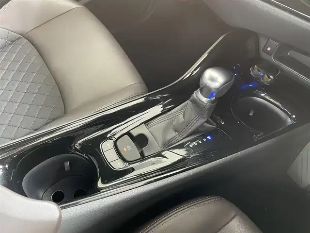 トヨタ Ｃ－ＨＲ G 埼玉県 2017(平29)年 4.1万km ホワイトパールクリスタルシャイン /純正メモリナビ//純正フルセグTV//CD/DVD/BT//バックカメラ//ビルトインETC//追従機能付きクルーズコントロール//ブラインドスポットモニター//電動パーキングブレーキ//ブレーキホールド//横滑り防止装置//レーンアシスト//衝突被害軽減ブレーキ//車両接近通報一時停止スイッチ//EVモード//純正LEDオートライト//オートマチックハイビーム//フロントフォグランプ//オートリトラミラー//ハーフレザーシート//シートヒーター(D/N)//純正フロアマット//イモビライザー//本革巻きステアリング//ライト付きバニティミラー//ダブル/サイド/カーテンエアバック//ドアバイザー//スマートキー//スペアキー1本//取扱説明書//ナビ説明書//保証書//D記録簿(R3/R5)