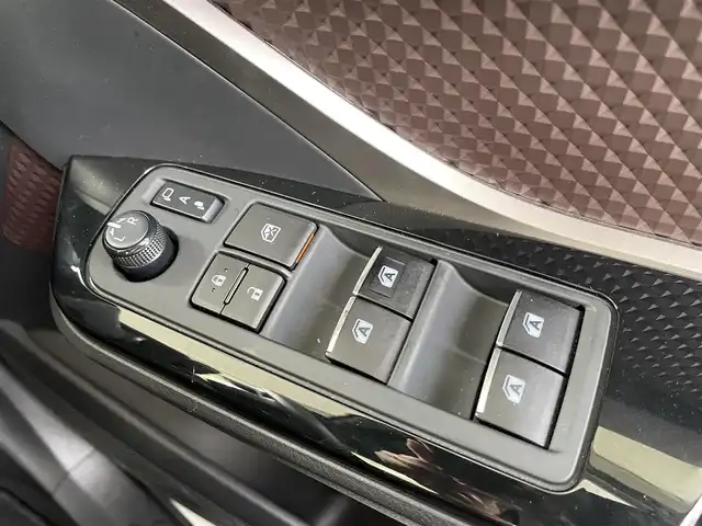 トヨタ Ｃ－ＨＲ G 埼玉県 2017(平29)年 4.1万km ホワイトパールクリスタルシャイン /純正メモリナビ//純正フルセグTV//CD/DVD/BT//バックカメラ//ビルトインETC//追従機能付きクルーズコントロール//ブラインドスポットモニター//電動パーキングブレーキ//ブレーキホールド//横滑り防止装置//レーンアシスト//衝突被害軽減ブレーキ//車両接近通報一時停止スイッチ//EVモード//純正LEDオートライト//オートマチックハイビーム//フロントフォグランプ//オートリトラミラー//ハーフレザーシート//シートヒーター(D/N)//純正フロアマット//イモビライザー//本革巻きステアリング//ライト付きバニティミラー//ダブル/サイド/カーテンエアバック//ドアバイザー//スマートキー//スペアキー1本//取扱説明書//ナビ説明書//保証書//D記録簿(R3/R5)