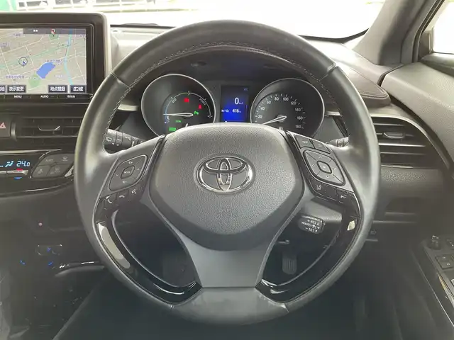トヨタ Ｃ－ＨＲ G 埼玉県 2017(平29)年 4.1万km ホワイトパールクリスタルシャイン /純正メモリナビ//純正フルセグTV//CD/DVD/BT//バックカメラ//ビルトインETC//追従機能付きクルーズコントロール//ブラインドスポットモニター//電動パーキングブレーキ//ブレーキホールド//横滑り防止装置//レーンアシスト//衝突被害軽減ブレーキ//車両接近通報一時停止スイッチ//EVモード//純正LEDオートライト//オートマチックハイビーム//フロントフォグランプ//オートリトラミラー//ハーフレザーシート//シートヒーター(D/N)//純正フロアマット//イモビライザー//本革巻きステアリング//ライト付きバニティミラー//ダブル/サイド/カーテンエアバック//ドアバイザー//スマートキー//スペアキー1本//取扱説明書//ナビ説明書//保証書//D記録簿(R3/R5)