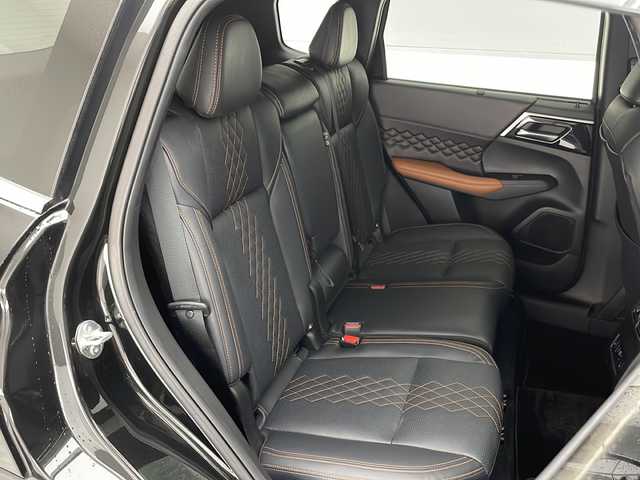 三菱 アウトランダー ＰＨＥＶ P 愛知県 2024(令6)年 1万km ブラックダイヤモンド マイプロパイロット/衝突被害軽減ブレーキ/純正12.3インチディスプレイオーディオ（ナビあり）/BOSEプレミアムサウンド/全方位カメラ/サンルーフ/本革レザーシート/レーダークルーズコントロール/シートヒーター/フルセグTV/Bluetooth/バックカメラ/電動リアゲート/パワーシート/ヘッドアップディスプレイ/コーナーセンサー/純正アルミホイール/ルーフレール/ブラインドスポットモニター/LEDヘッドライト/パドルシフト/ステアリングヒーター/リアオートエアコン/オートマチックハイビーム/置くだけ充電器/ステアリングスイッチ/スマートキー/プッシュスタート