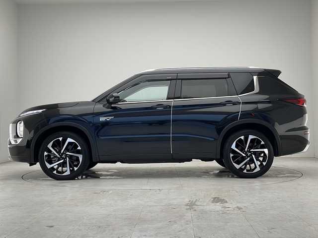 三菱 アウトランダー ＰＨＥＶ P 愛知県 2024(令6)年 1万km ブラックダイヤモンド マイプロパイロット/衝突被害軽減ブレーキ/純正12.3インチディスプレイオーディオ（ナビあり）/BOSEプレミアムサウンド/全方位カメラ/サンルーフ/本革レザーシート/レーダークルーズコントロール/シートヒーター/フルセグTV/Bluetooth/バックカメラ/電動リアゲート/パワーシート/ヘッドアップディスプレイ/コーナーセンサー/純正アルミホイール/ルーフレール/ブラインドスポットモニター/LEDヘッドライト/パドルシフト/ステアリングヒーター/リアオートエアコン/オートマチックハイビーム/置くだけ充電器/ステアリングスイッチ/スマートキー/プッシュスタート