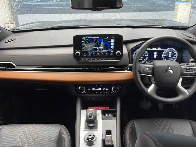 三菱 アウトランダー ＰＨＥＶ P 愛知県 2024(令6)年 1万km ブラックダイヤモンド マイプロパイロット/衝突被害軽減ブレーキ/純正12.3インチディスプレイオーディオ（ナビあり）/BOSEプレミアムサウンド/全方位カメラ/サンルーフ/本革レザーシート/レーダークルーズコントロール/シートヒーター/フルセグTV/Bluetooth/バックカメラ/電動リアゲート/パワーシート/ヘッドアップディスプレイ/コーナーセンサー/純正アルミホイール/ルーフレール/ブラインドスポットモニター/LEDヘッドライト/パドルシフト/ステアリングヒーター/リアオートエアコン/オートマチックハイビーム/置くだけ充電器/ステアリングスイッチ/スマートキー/プッシュスタート