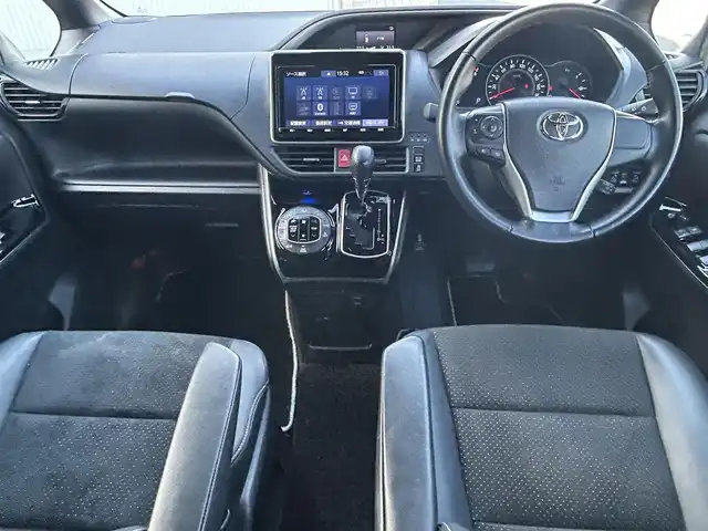 トヨタ ヴォクシー ZS 煌Ⅲ 福島県 2021(令3)年 7.1万km ブラック トヨタセーフティセンス/プリクラッシュセーフティ/レーンディパーチャーアラート/オートハイビーム/純正ナビゲーション/【CD/DVD/SD/USB/HDMI/BT/TV】/フリップダウンモニター/型番：V12T-R68C/バックカメラ/ビルトインETC/ドライブレコーダー/両側電動スライドドア/ステリングリモコン/アイドリングストップ/シートバックテーブル/リアドアシェード/LEDオートライト/LEDフォグランプ/純正フロアマット/ドアバイザー