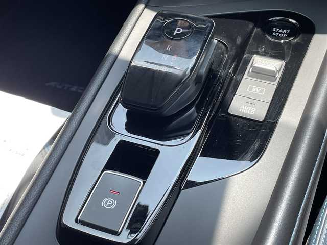 日産 ノート オーテック 滋賀県 2021(令3)年 3.3万km ピュアホワイトパール / スーパーブラック 2トーン プロパイロット/純正メーカー９型ナビ/・HDMI/Bluetooth/USB/AppleCarPlay/レザーシート/インテリジェントルームミラー/アラウンドビューモニター/LEDヘッドライト/社外１７AW（WedsSport）/おくだけ充電/BSM/革巻きステアリング/コーナーセンサー/追従クルーズコントロール/横滑り防止/衝突軽減ブレーキ/前後コーナーセンサー/ETC