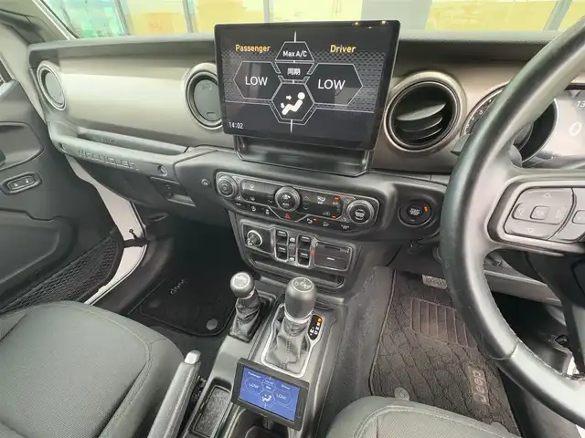 クライスラー・ジープ ジープ ラングラー アンリミテッド スポーツ 石川県 2020(令2)年 2.7万km 白 Panasonicフローティングナビ/フルセグTV/Bluetooth/バックカメラ/サイドカメラ/クリアランスソナー/アダプティブクルーズコントロール/オートライト/トランスファーケースレバー/スマートキー/ドライブレコーダー