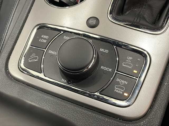 クライスラー・ジープ ジープ グランドチェロキー LTD 新潟県 2018(平30)年 2万km グレー 純正メモリナビ【BT/フルセグ】/バックカメラ/自動緊急ブレーキ/レーンセンス/フロント、リア　パークセンス縦列/並列/リアパークセンスブレーキアシスト/パドルシフト/ブラインドスポット警告/ヒルスタートアシスト/オートハイビーム/ヒーテッドシーチ【D/N】/ヒーテッドステアリング/ベンチレーションシート(D/N)/ETC2.0/革シート/走行モード切替/エアサスペンション/スポーツモード