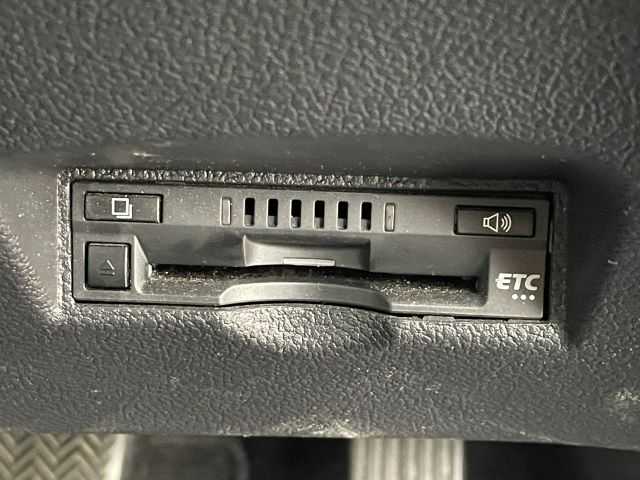 トヨタ プリウス S 大分県 2017(平29)年 6.7万km ホワイトパールクリスタルシャイン 純正9型ナビ　DSZT-YC4T /(CD/DVD/BT/SD/フルセグTV)/バックカメラ/ETC/プッシュスタート/LEDヘッドライト/純正フロアマット/ドアバイザー/ドライブレコーダー前後/オートライト/スマートキー/純正フロアマット/電動格納ウィンカーミラー/ステアリングリモコン/横滑り防止装置/フォグランプ