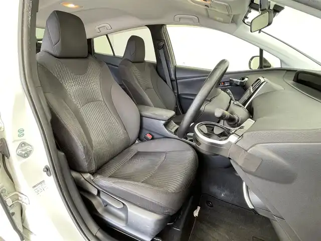 トヨタ プリウス S 大分県 2017(平29)年 6.7万km ホワイトパールクリスタルシャイン 純正9型ナビ　DSZT-YC4T /(CD/DVD/BT/SD/フルセグTV)/バックカメラ/ETC/プッシュスタート/LEDヘッドライト/純正フロアマット/ドアバイザー/ドライブレコーダー前後/オートライト/スマートキー/純正フロアマット/電動格納ウィンカーミラー/ステアリングリモコン/横滑り防止装置/フォグランプ