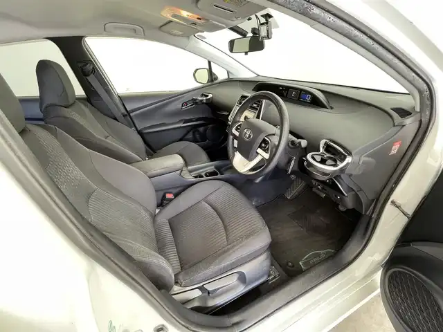 トヨタ プリウス S 大分県 2017(平29)年 6.7万km ホワイトパールクリスタルシャイン 純正9型ナビ　DSZT-YC4T /(CD/DVD/BT/SD/フルセグTV)/バックカメラ/ETC/プッシュスタート/LEDヘッドライト/純正フロアマット/ドアバイザー/ドライブレコーダー前後/オートライト/スマートキー/純正フロアマット/電動格納ウィンカーミラー/ステアリングリモコン/横滑り防止装置/フォグランプ