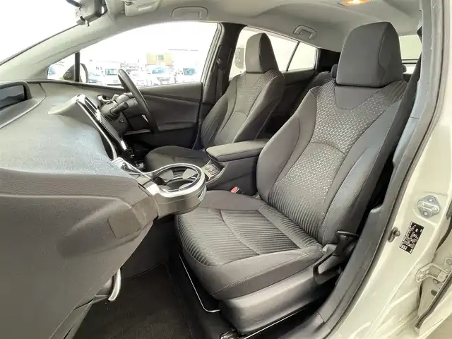 トヨタ プリウス S 大分県 2017(平29)年 6.7万km ホワイトパールクリスタルシャイン 純正9型ナビ　DSZT-YC4T /(CD/DVD/BT/SD/フルセグTV)/バックカメラ/ETC/プッシュスタート/LEDヘッドライト/純正フロアマット/ドアバイザー/ドライブレコーダー前後/オートライト/スマートキー/純正フロアマット/電動格納ウィンカーミラー/ステアリングリモコン/横滑り防止装置/フォグランプ