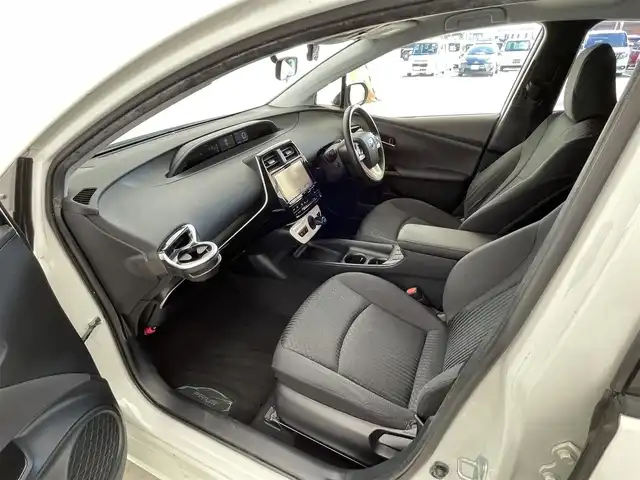 トヨタ プリウス S 大分県 2017(平29)年 6.7万km ホワイトパールクリスタルシャイン 純正9型ナビ　DSZT-YC4T /(CD/DVD/BT/SD/フルセグTV)/バックカメラ/ETC/プッシュスタート/LEDヘッドライト/純正フロアマット/ドアバイザー/ドライブレコーダー前後/オートライト/スマートキー/純正フロアマット/電動格納ウィンカーミラー/ステアリングリモコン/横滑り防止装置/フォグランプ