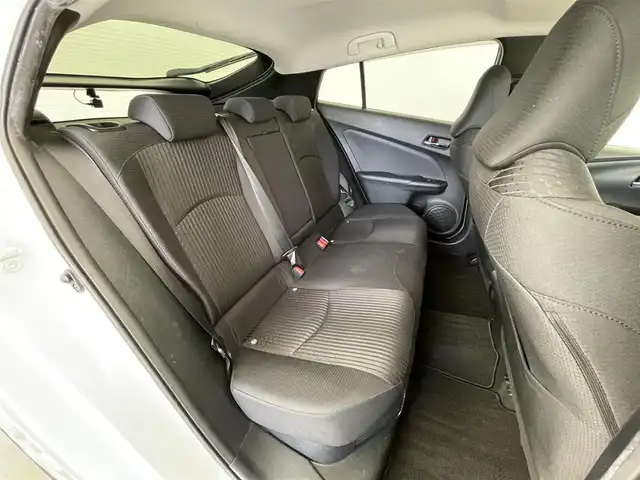 トヨタ プリウス S 大分県 2017(平29)年 6.7万km ホワイトパールクリスタルシャイン 純正9型ナビ　DSZT-YC4T /(CD/DVD/BT/SD/フルセグTV)/バックカメラ/ETC/プッシュスタート/LEDヘッドライト/純正フロアマット/ドアバイザー/ドライブレコーダー前後/オートライト/スマートキー/純正フロアマット/電動格納ウィンカーミラー/ステアリングリモコン/横滑り防止装置/フォグランプ