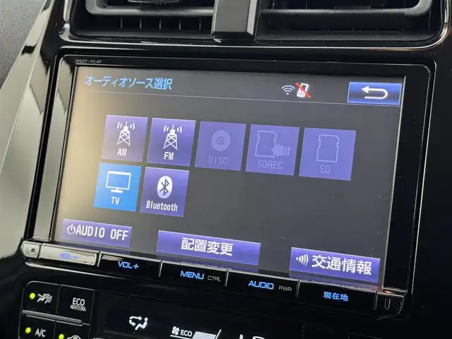 トヨタ プリウス S ツーリングセレクション 福岡県 2017(平29)年 6.1万km ホワイトパールクリスタルシャイン 純正９型ナビ／フルセグＴＶ　/バックカメラ　/前方ドライブレコーダー　/コーナーセンサー　/プッシュスタート　/横滑り防止装置　/シートヒーター　/電動格納式ドアミラー　/純正フロアマット　/純正１７インチＡＷ